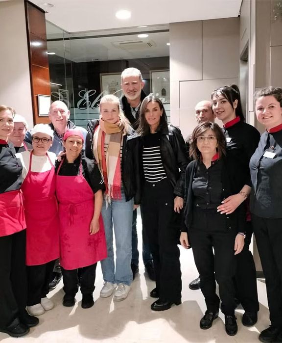 Leonor con los Reyes en un restaurante en Zaragoza