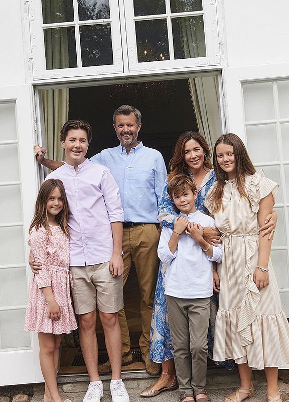 Federico de Dinamarca con su familia