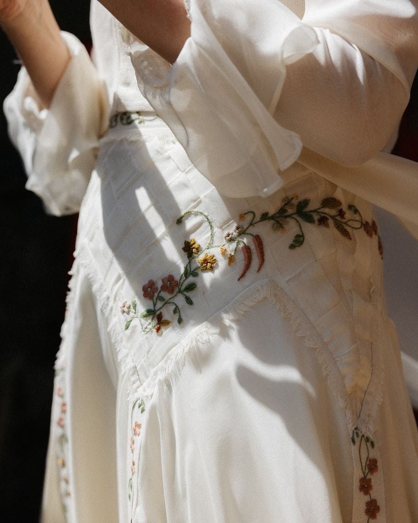 Vestido de novia bordado a color