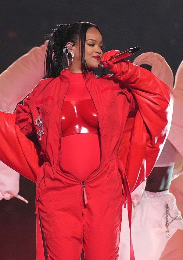 Rihanna durante la actuación en el intermedio de la Super Bowl 