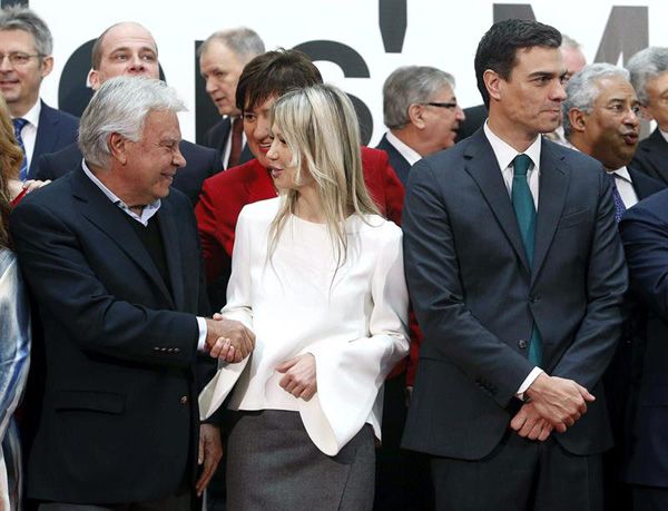 Magdalena ocupó un puesto relevante en la foto de familia, entre Felipe González y Pedro Sánchez, y en las redes sociales todo el mundo quería saber más sobre esta bella rubia 