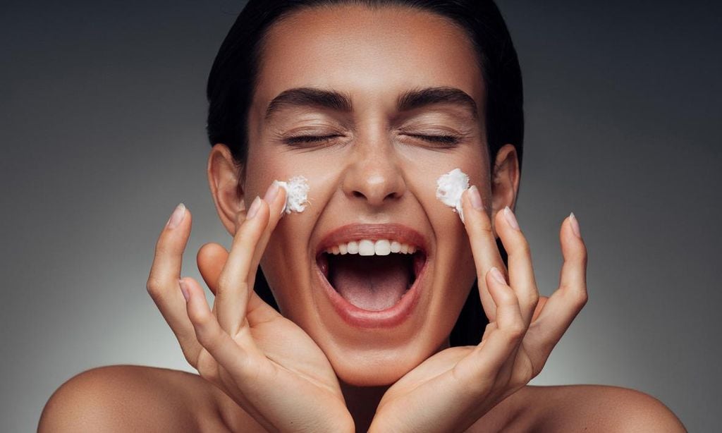 
Antes de aplicar maquillaje debes humectar bien tu piel. Es un principio básico 
