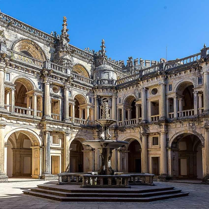 Claustro principal del convento de la Orden de Cristo en Tomar, Portugal