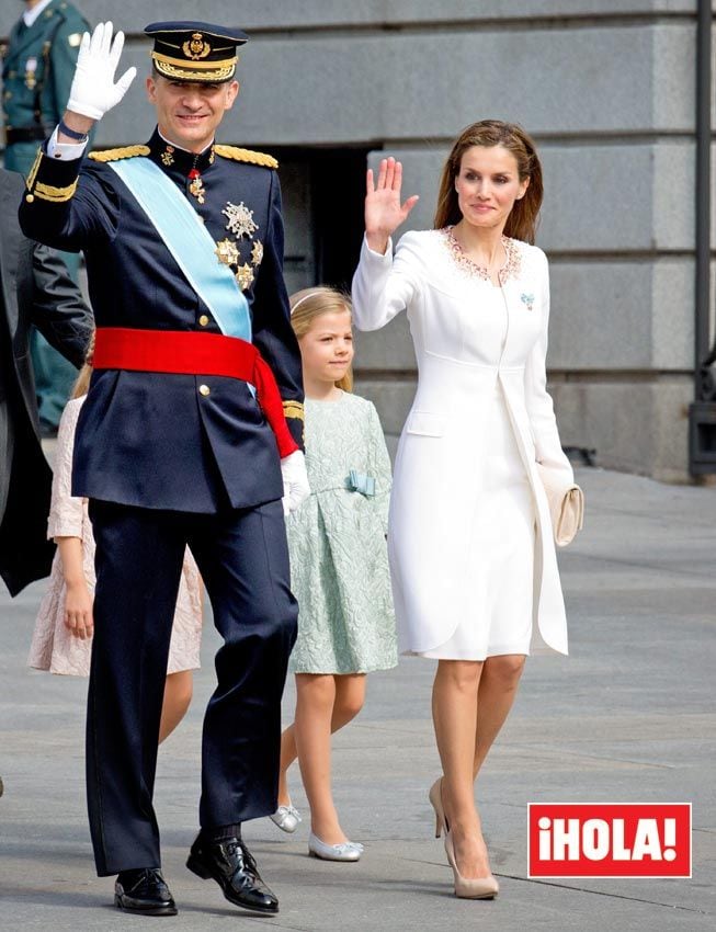 Reina Letizia abrigo blanco coronación rey Felipe