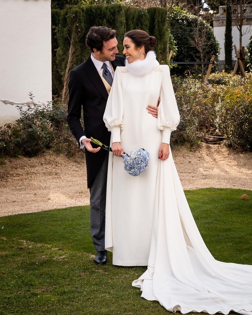 Look de novia sencillo con cuello de pelo para bodas de invierno