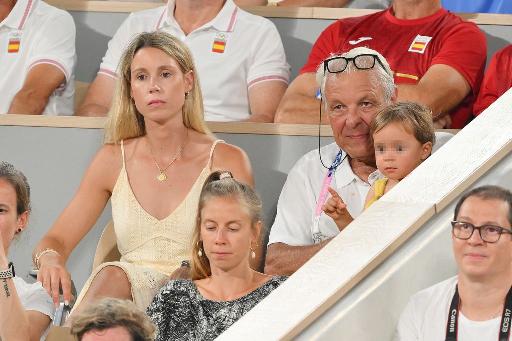 Maribel Nadal con su padre y su sobrino sobrino durante el partido de Rafa Nadal y Carlos Alcaraz del 31 de julio de 2024 en los Juegos Olímpicos de París