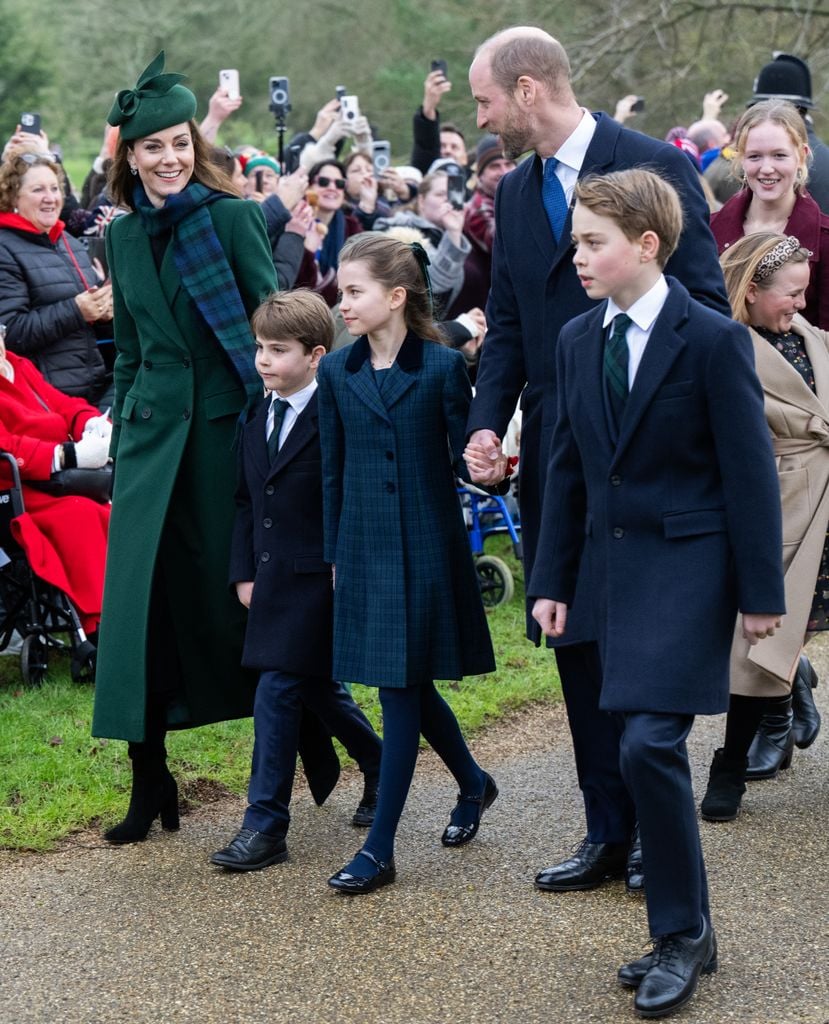 Los príncipes de Gales con sus hijos durante la misa de Navidad