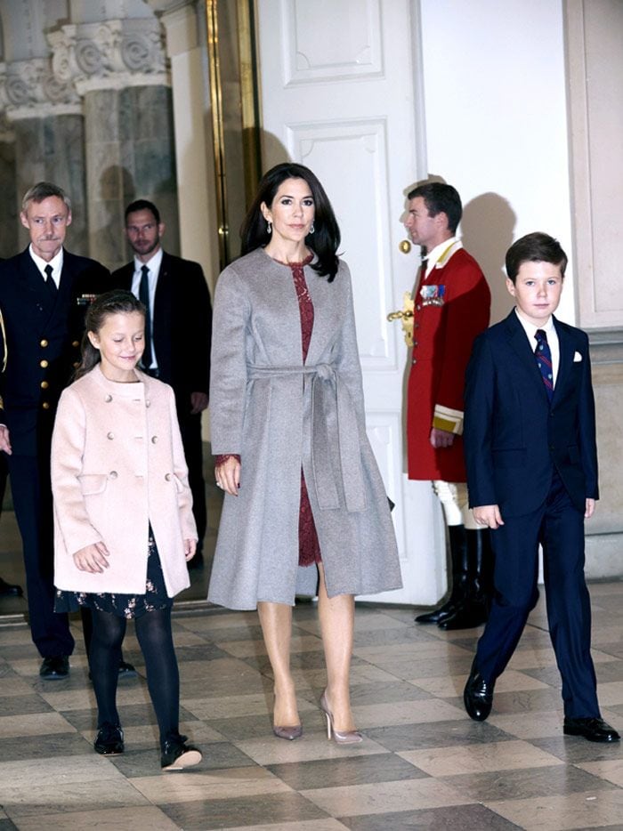 La princesa Mary y sus dos hijos mayores, los príncipes Christian e Isabella, a su llegada a palacio para recibir a sus campeones
