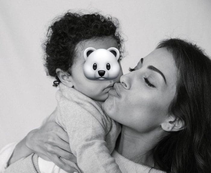 Hiba Abouk y su hijo