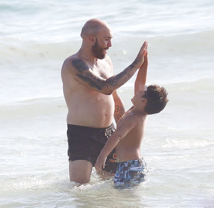 Kiko Rivera, muy cariñoso con sus hijos y su sobrino en la playa