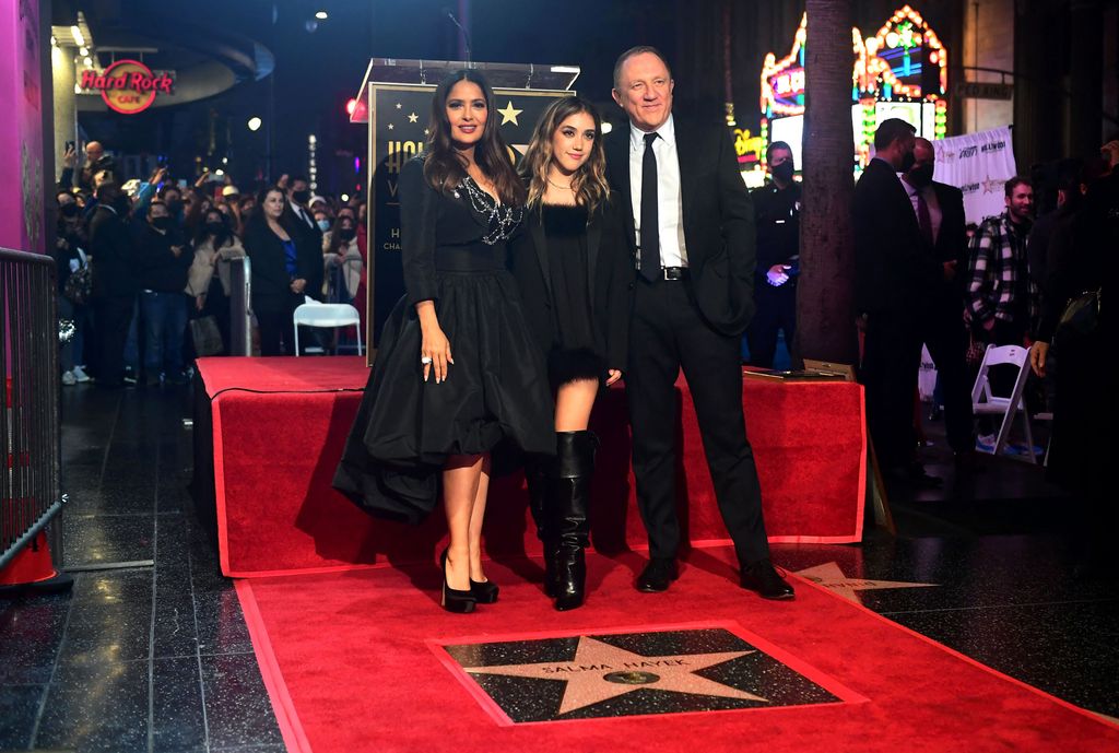 Salma Hayek, con su hija Valentina y su marido François Pinault en el Paseo de la Fama (noviembre de 2021)