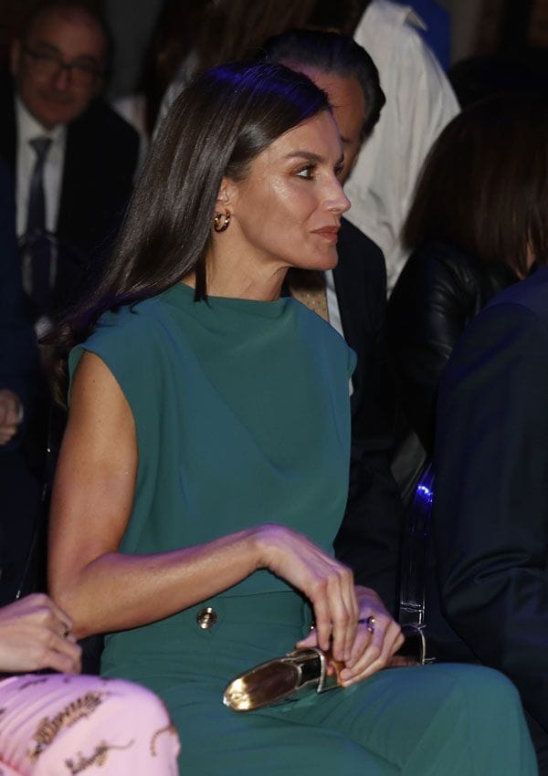 Doña Letizia estrena un conjunto verde que hace tipazo con sus zapatos plateados