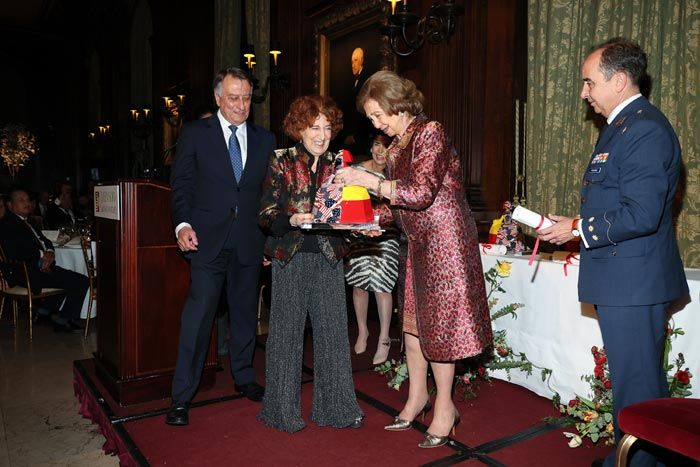 Carmen Iglesias recibe el premio de manos de la reina Sofía