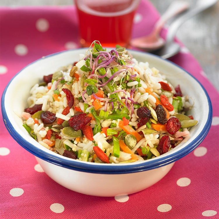 Ensalada de arroz y sémola con arándanos y pipas