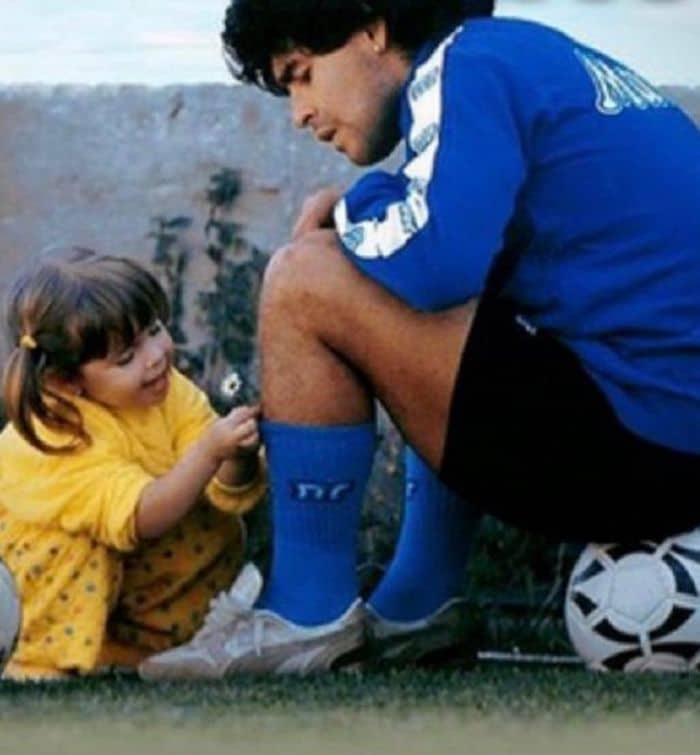 Maradona manda un mensaje a sus hijas: 'Más vivo que nunca'