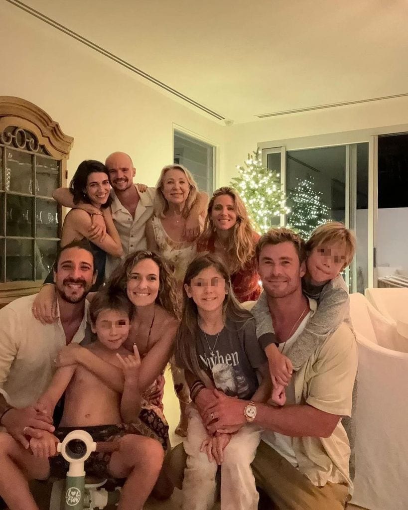 Elsa Pataky, su madre, hermanos y cuñados, Chris Hemsworth y los tres hijos de la pareja.