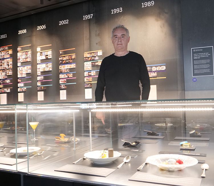 Ferran Adrià en el interior del museo