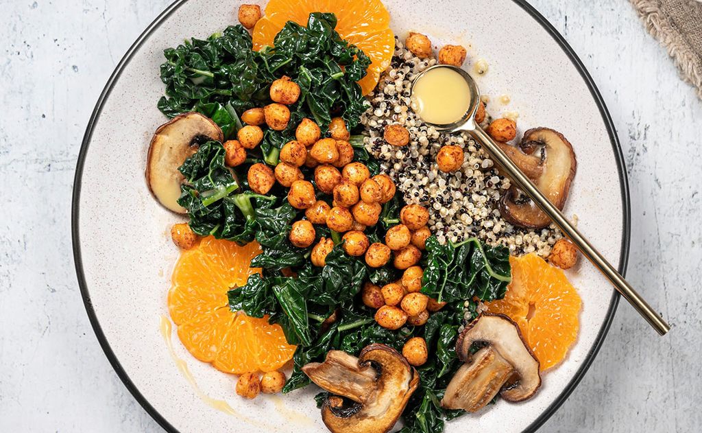 Ensalada vegana de garbanzos, kale y quinoa con champiñones y naranja