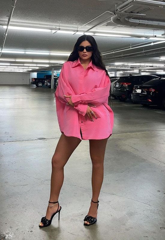 Kylie Jenner camisa rosa