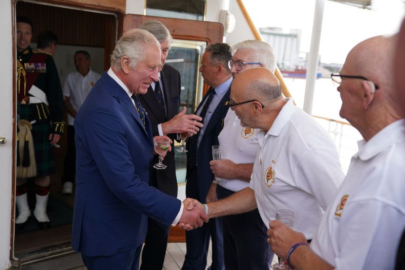 Carlos III en el barco Britannia 