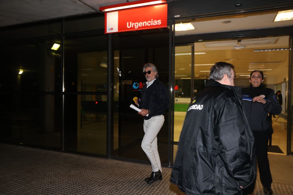 Jaime Ostos  Jr saliendo del hospital