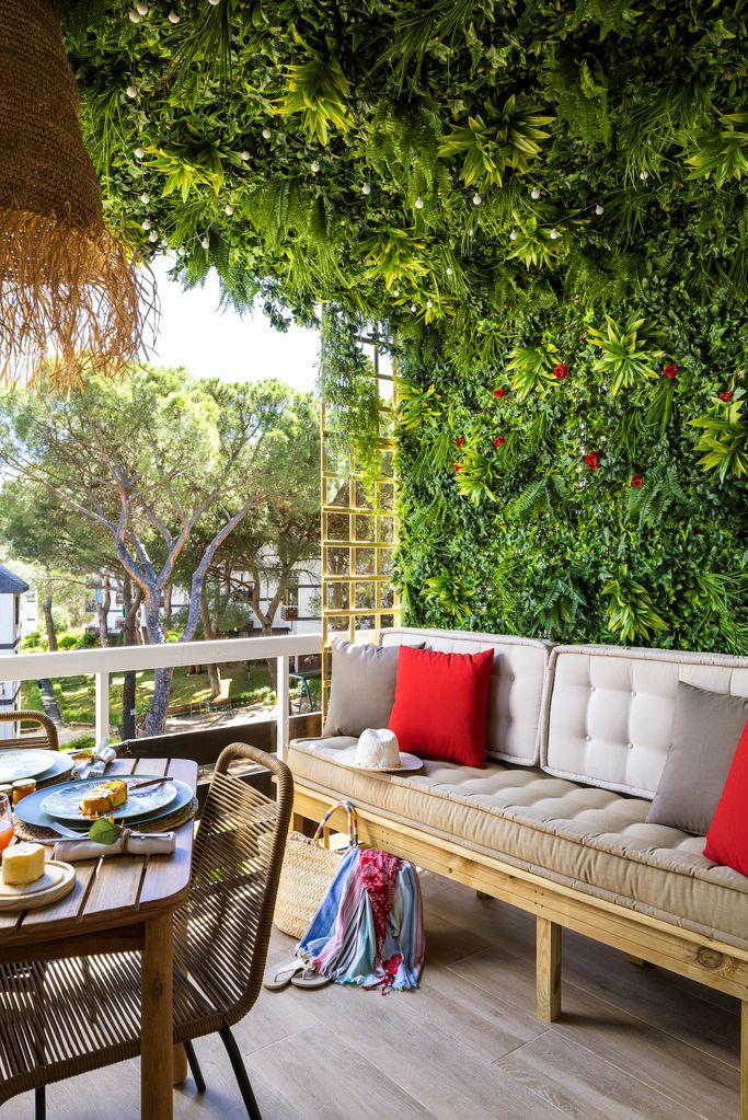 Terraza con plantas en pared y techo