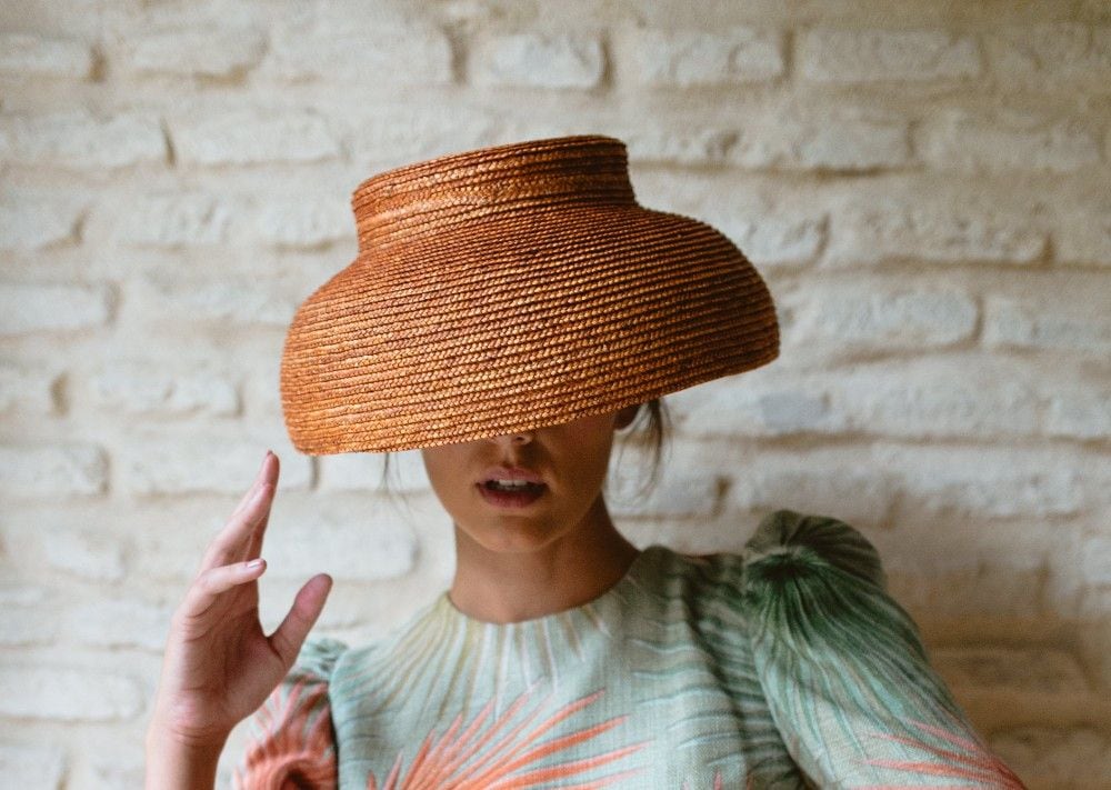 Tocados sencillos invitadas boda sombrero Masario