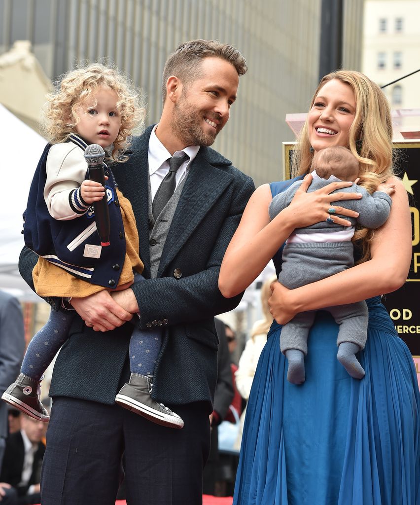 Blake Lively y Ryan Reynolds con sus hijas en la colocación de la estrella de la fama de Ryan Reynolds en diciembre de 2016