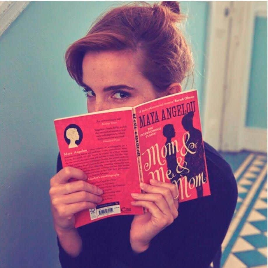 Emma Watson con un libro