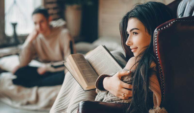 mujer leyendo