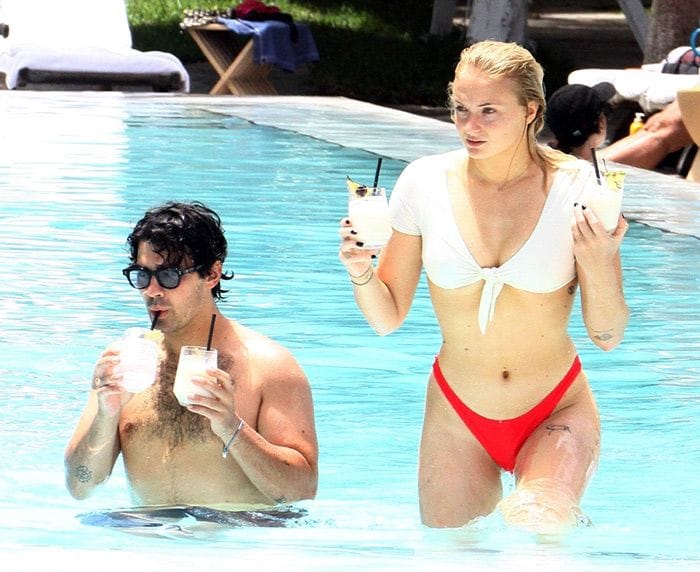 Joe Jonas y Sophie Turner celebran el cumpleaños del cantante con un baño... de besos