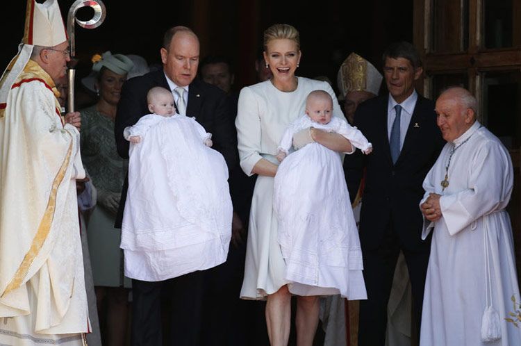 Tras el bautizo de Jacques y Gabriella en la catedral de Mónaco, se celebró una ceremonia de condecoración, en la que el príncipe Alberto otorgó la Gran Cruz de la Orden Grimaldi al Marqués de Baux y la Gran Oficial a la condesa de Carladès
