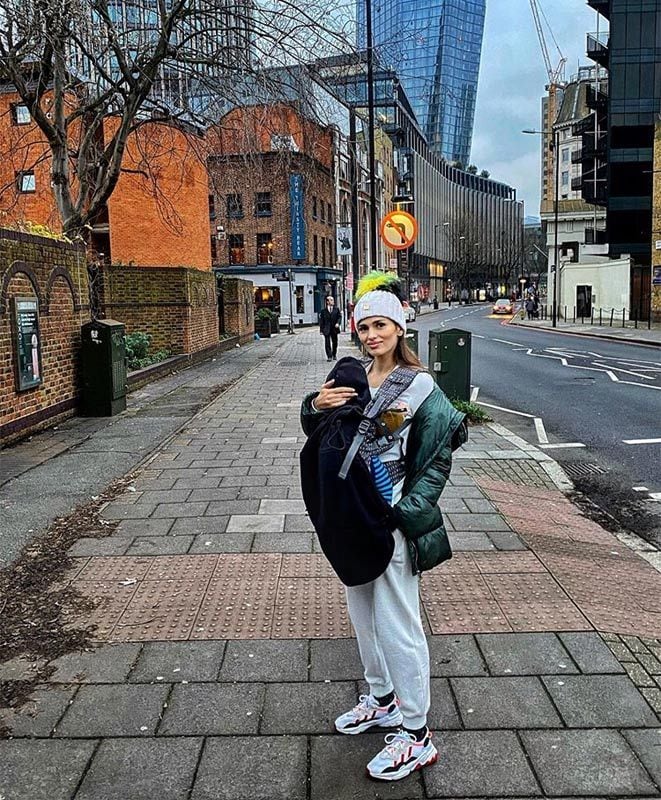 ¡Ahora Londres y con su hermano! Theo, el hijo de Sara Sálamo e Isco Alarcón, ya es todo un bebé viajero