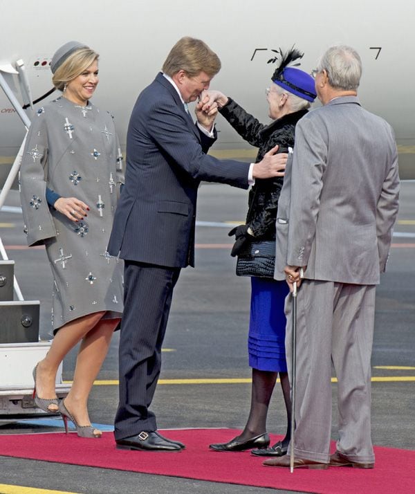 Los reyes de Holanda han viajado a Dinamarca en respuesta a la invitación cursada por la reina Margarita de Dinamarca y el príncipe Henrik. Los soberanos holandeses se han desplazado en compañía del ministro de asuntos exteriores Bert Koenders. El viaje, de dos días de duración, tiene como objeto reforzar las relaciones entre Holanda y Dinamarca, especialmente en el terreno del comercio, la energía eólica y el sector sanitario
