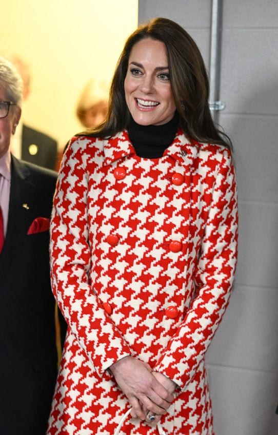 Kate Middleton ejerce como patrona del rugby con un abrigo rojo de pata de gallo