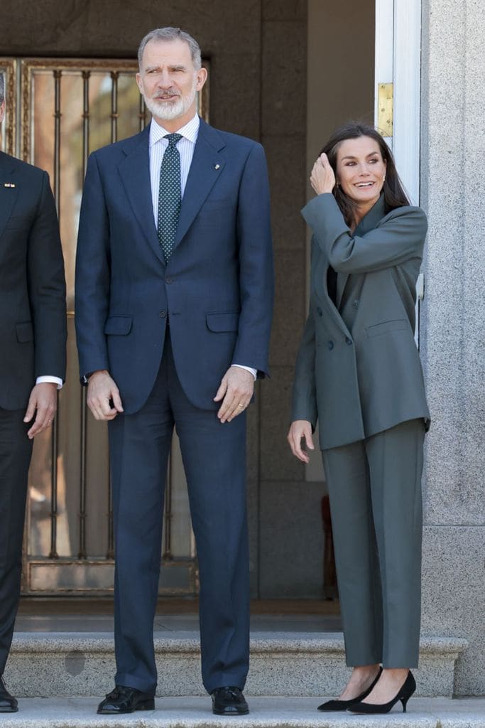 Reina Letizia traje top lencero pelo corto