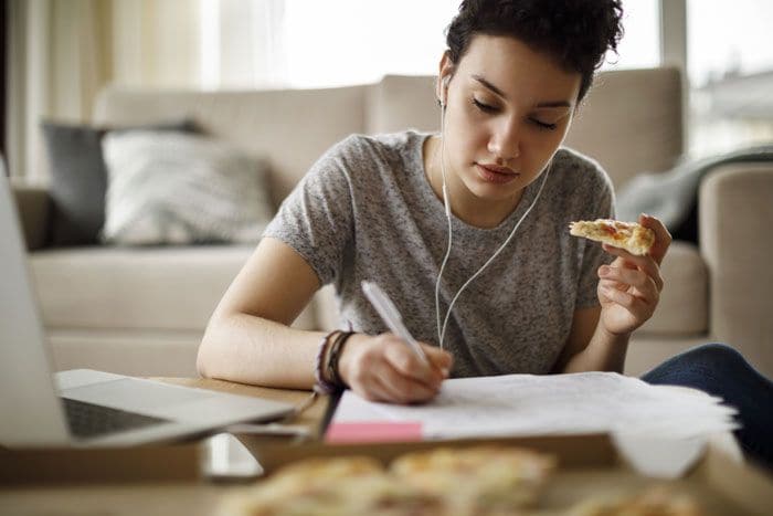 mujer comiendo pizza