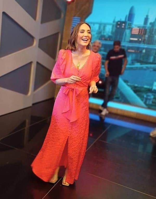 Tamara Falcó con vestido de invitada rojo