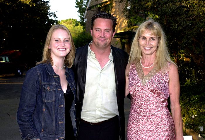 Matthew Perry posa con su madre y su hermana 