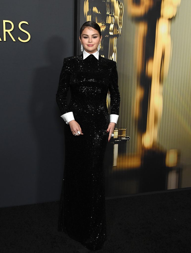 Selena Gomez en los Governors Awards 2024 con vestido de Ralph Lauren y exclusivas joyas