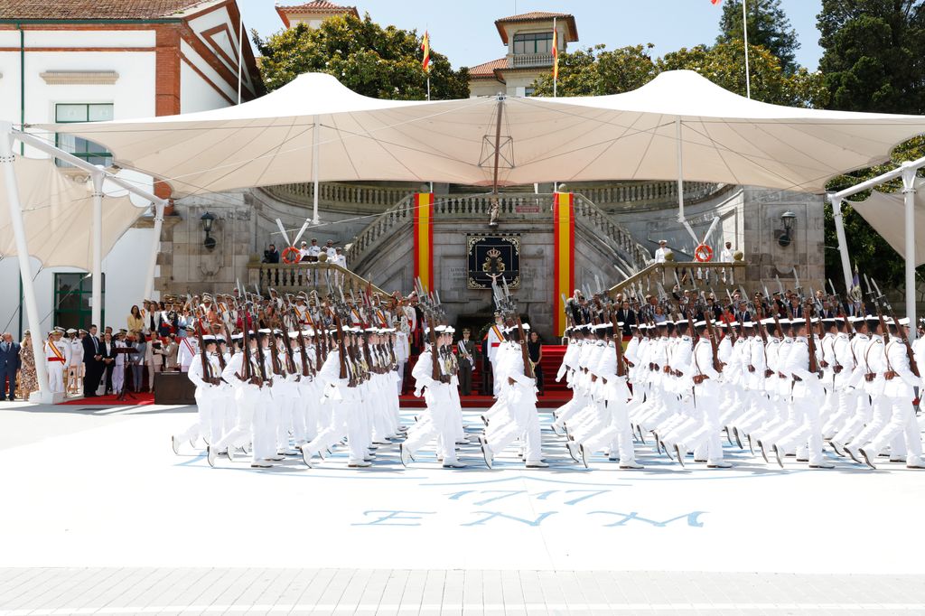 Rey Felipe VI, reina Letizia y la princesa Leonor en la jura de bandera de la Escuela Naval de Marín el 16 de julio de 2024
