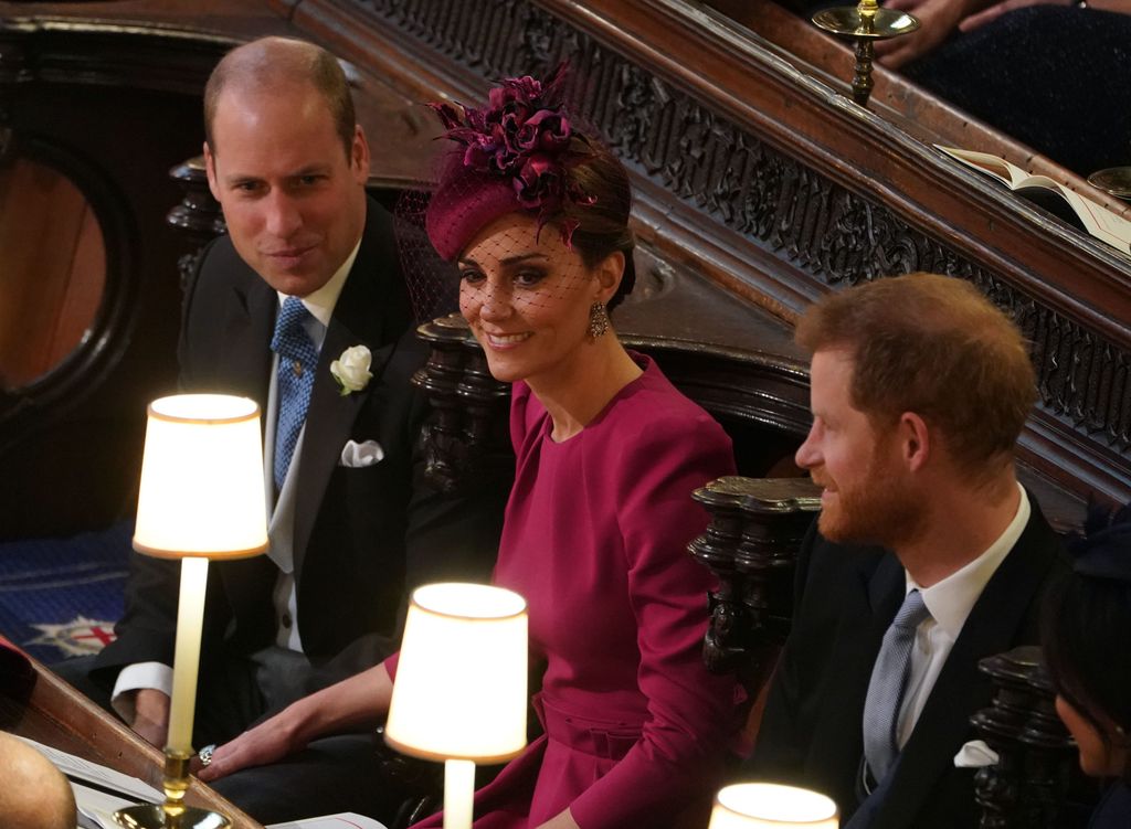 El príncipe Guillermo, Kate Middleton y Harry de Inglaterra, en la boda de Eugenia de York el 12 de octubre de 2018