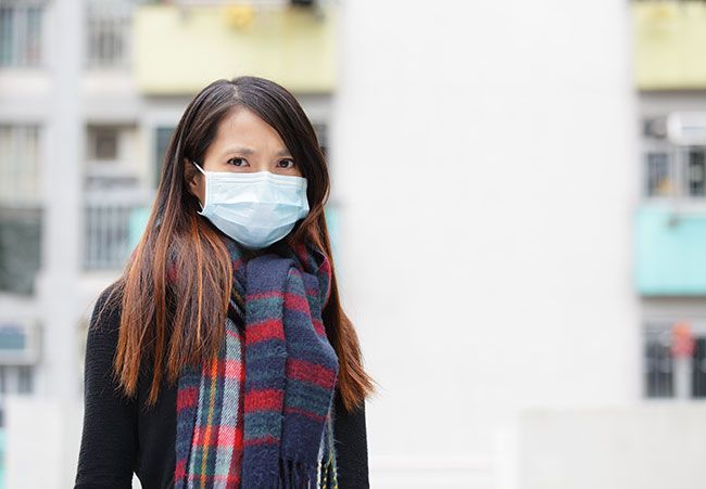 Chica con mascarilla contra la contaminación