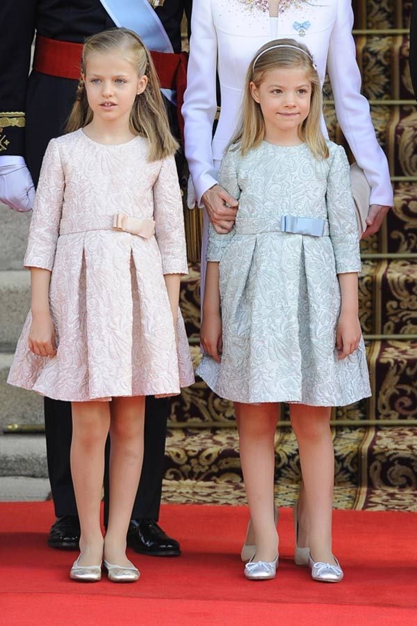 La princesa Leonor y la infanta Sofía van a clases dos veces por semana a chino mandarín y, a estas alturas, ya son capaces de cantar canciones sencillas, nombrar las partes del cuerpo, los alimentos y pronunciar las letras 