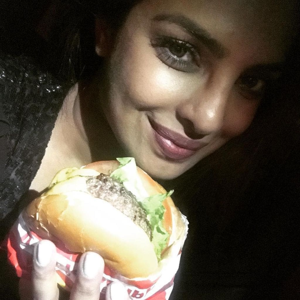 priyanka chopra no se resiste a una hamburguesa