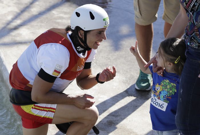 La campeona olímpica se fundió en un abrazo con su niña que, con tan solo 3 años, le recordaba que había quedado la primera mostrándole su dedo índice de la mano derecha
