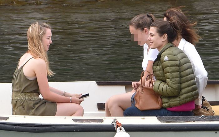 Carolina de Mónaco y sus dos hijas, Carlota Casiraghi y Alejandra de Hannovera han sido las primeras de la familia Grimaldi en dejarse ver navegando el lago Maggiore
