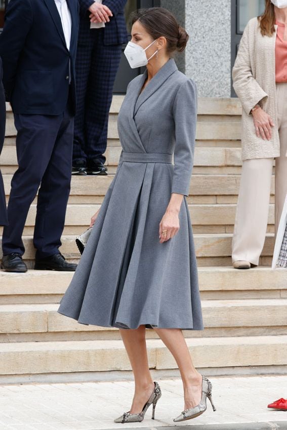 reina letizia vestido gris