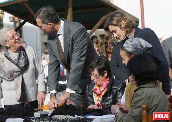 Los Reyes han llegado a Colombres minutos antes de las 12:00 horas entre vítores, aplausos y el sonido de las gaitas. Tras saludar a las autoridades, don Felipe y doña Letizia se han acercado a estrechar la mano de todos los colombrinos
