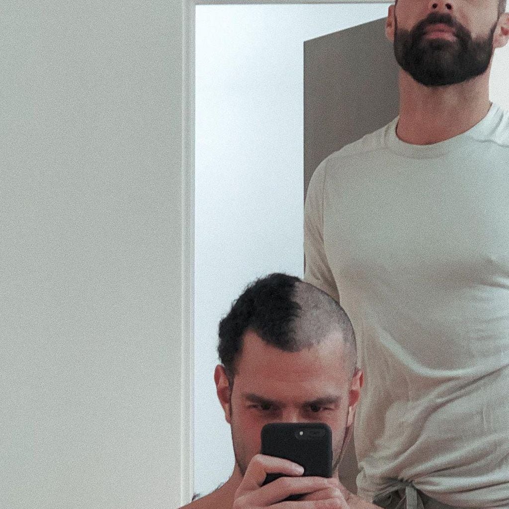 Ricky Martin cortándole el cabello a su esposo, Jwan Yosef